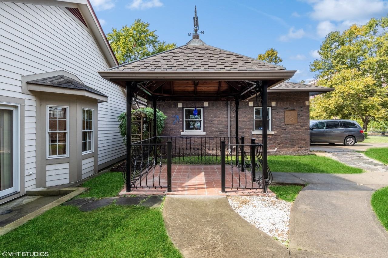 2542 N Talbott St - Photo 2 of 10