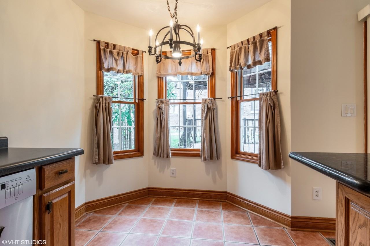 2542 N Talbott St - Photo 3 of 10