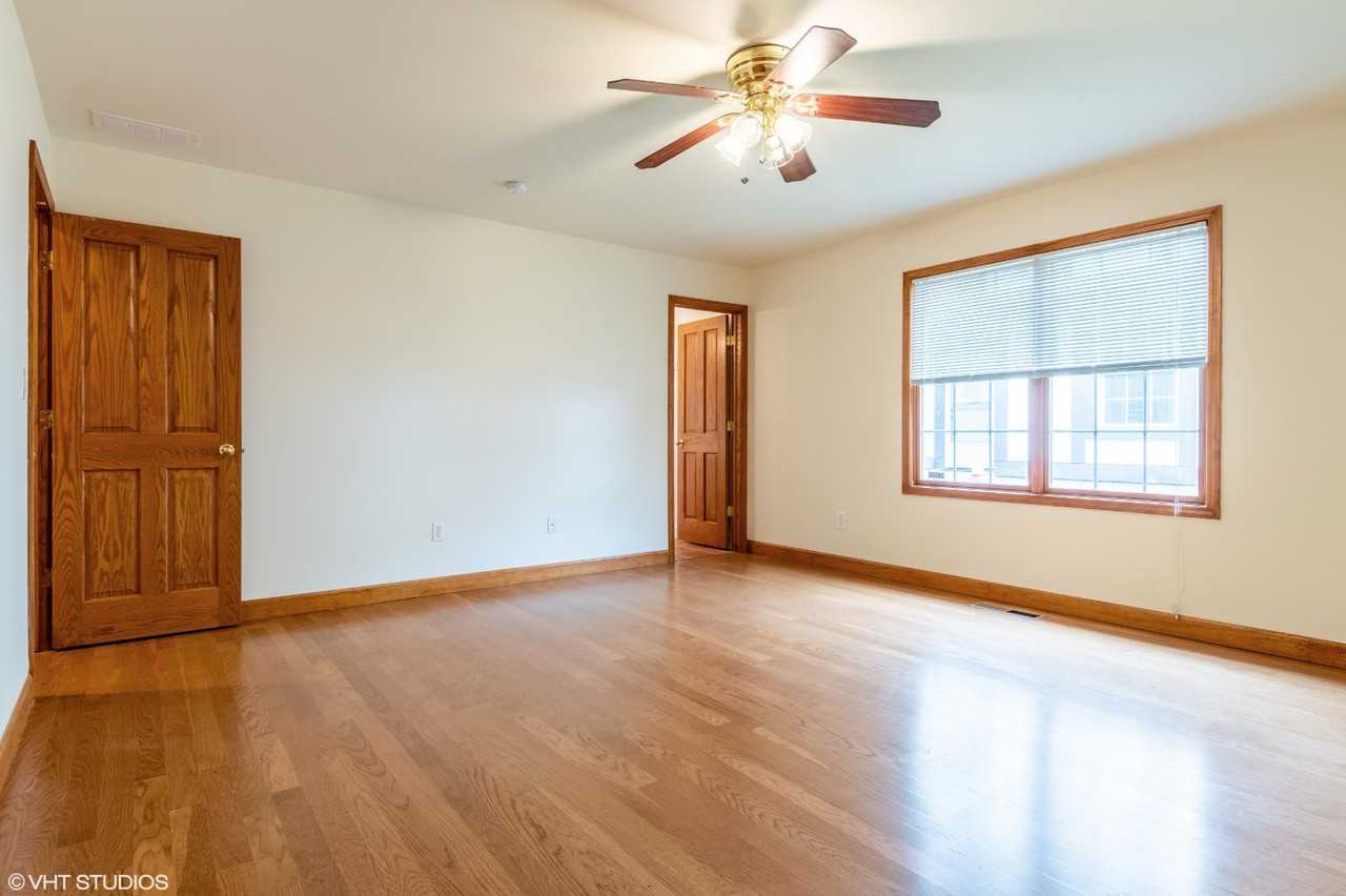 2542 N Talbott St - Photo 6 of 10