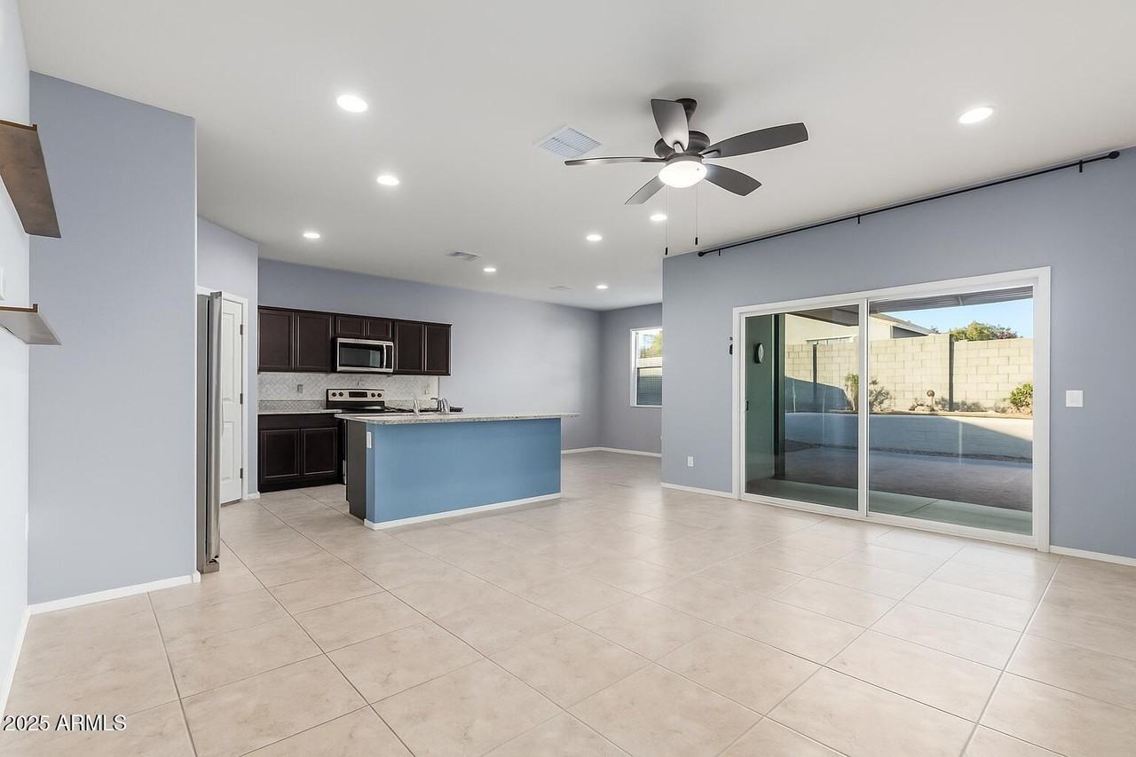 1016 W Beacon Dr - Photo 5 of 19