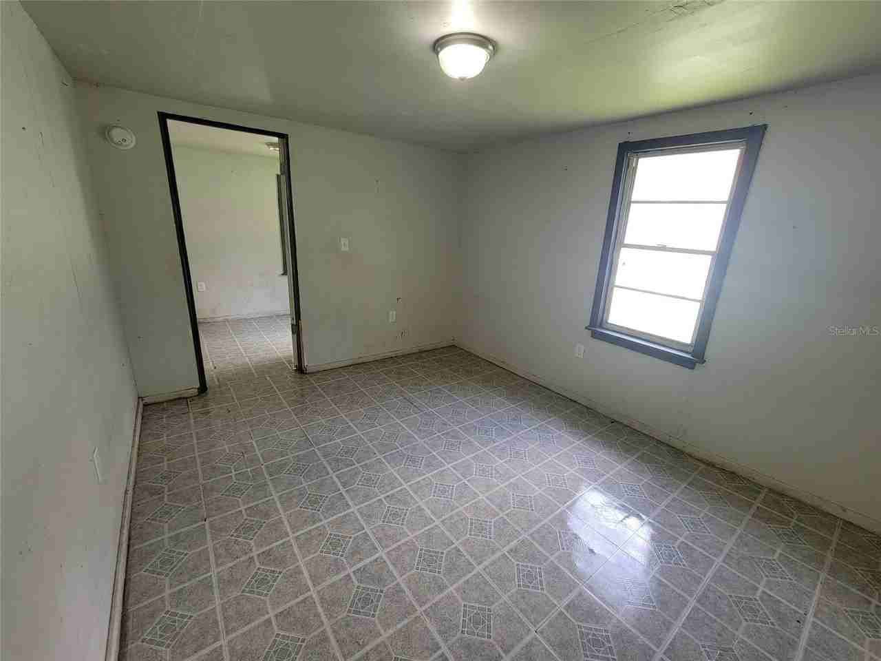 14052 Railroad Ave - Photo 4 of 12