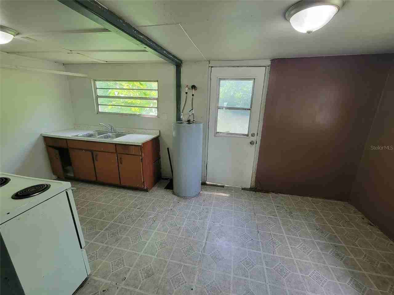 14052 Railroad Ave - Photo 5 of 12