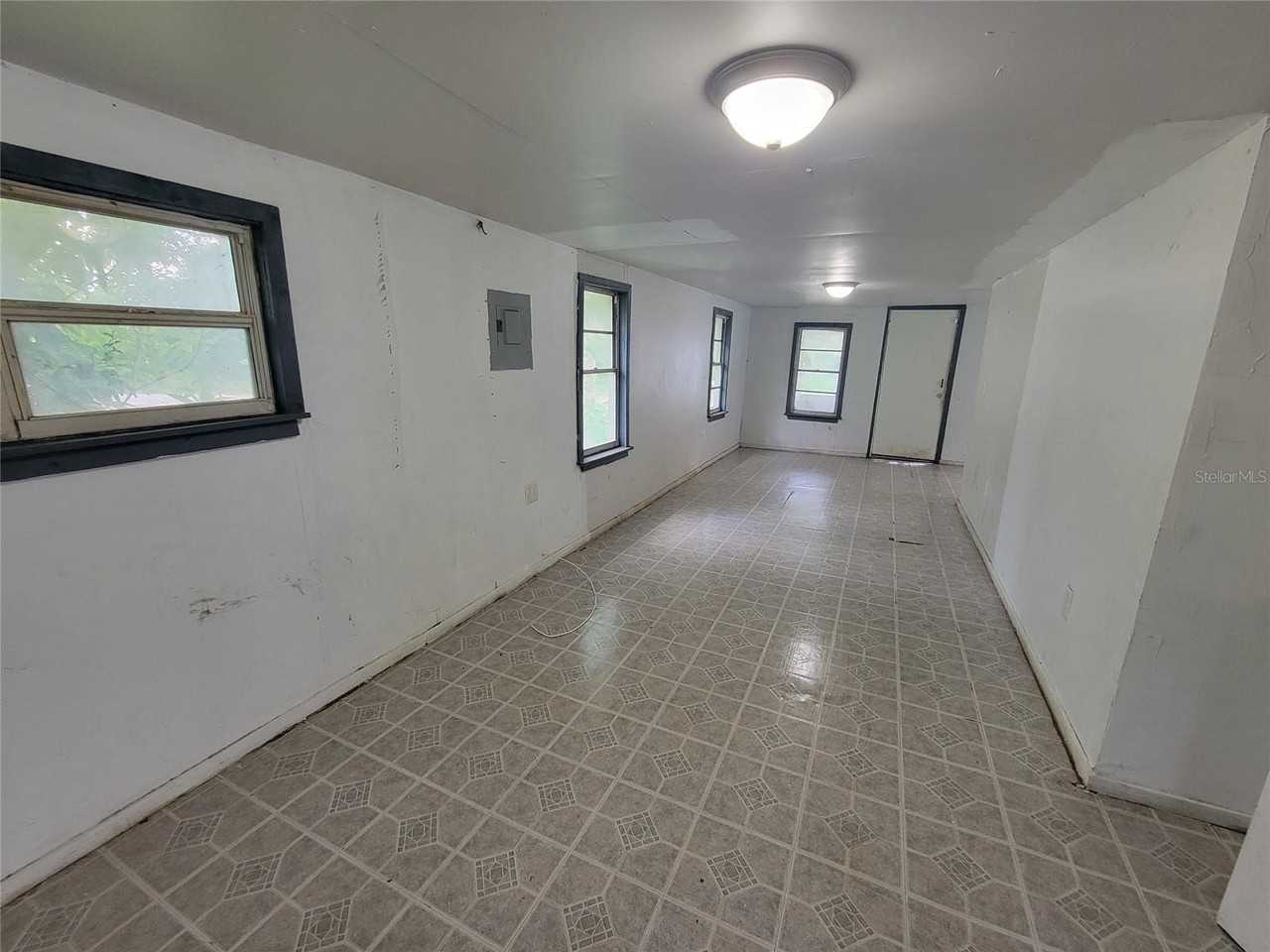 14052 Railroad Ave - Photo 6 of 12