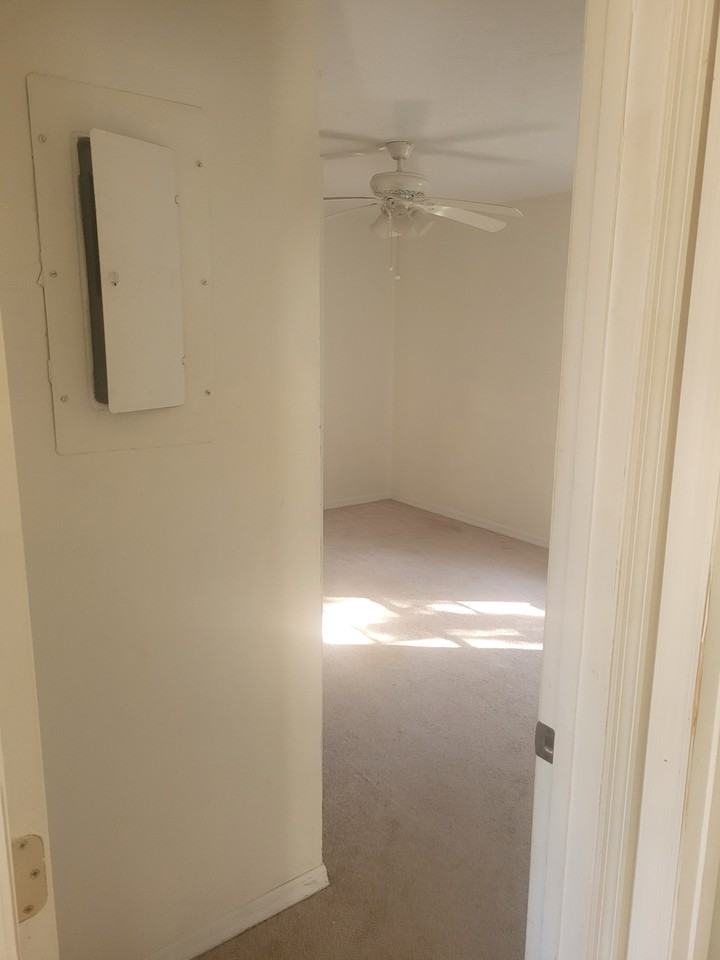 11851 Illinois St - Photo 3 of 10