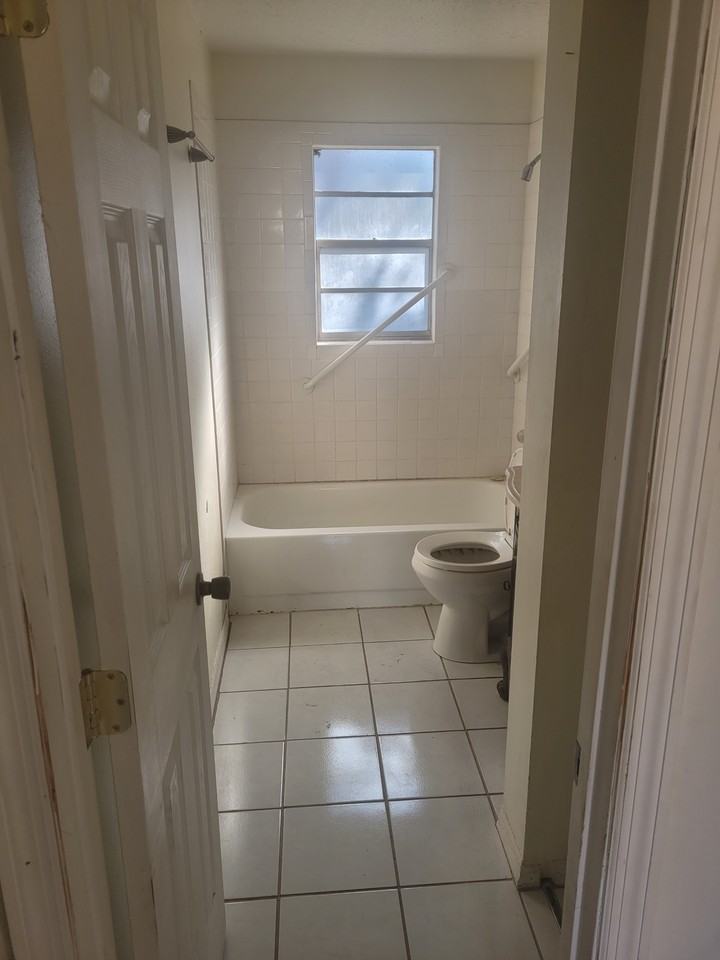 11851 Illinois St - Photo 4 of 10