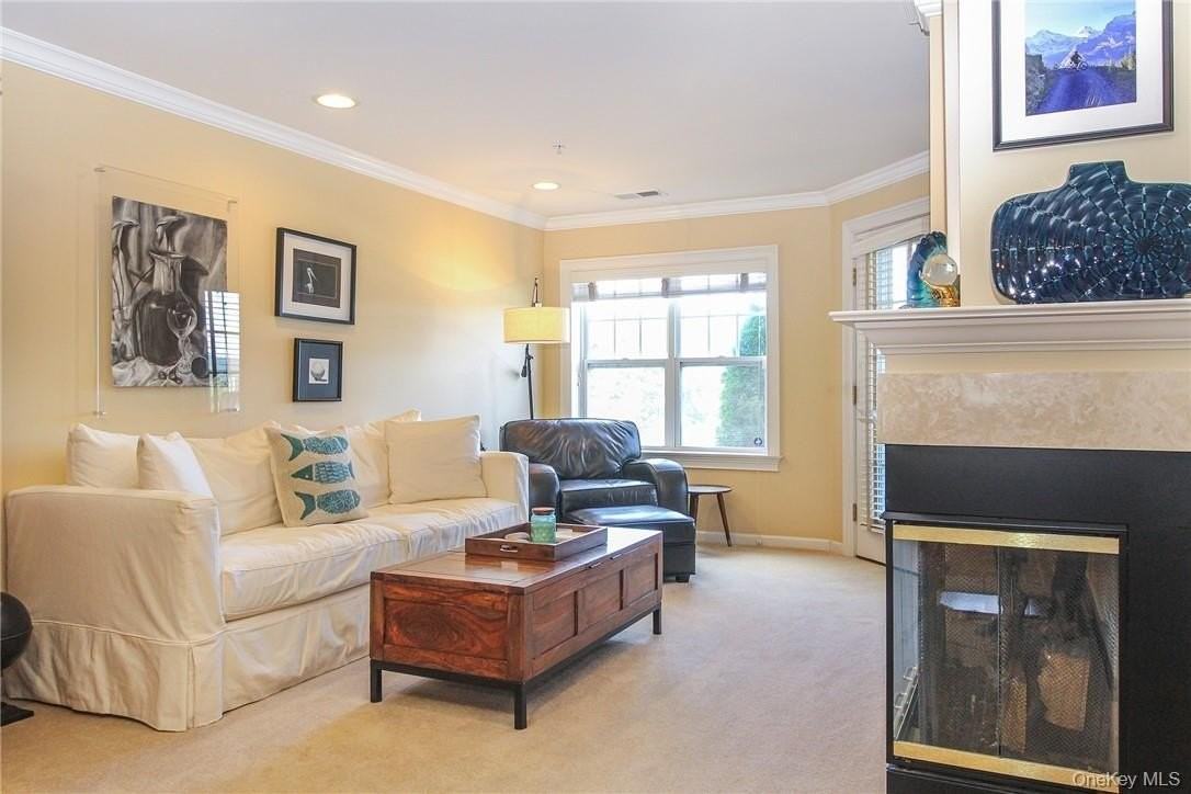 213 Waterside Close - Photo 4 of 33