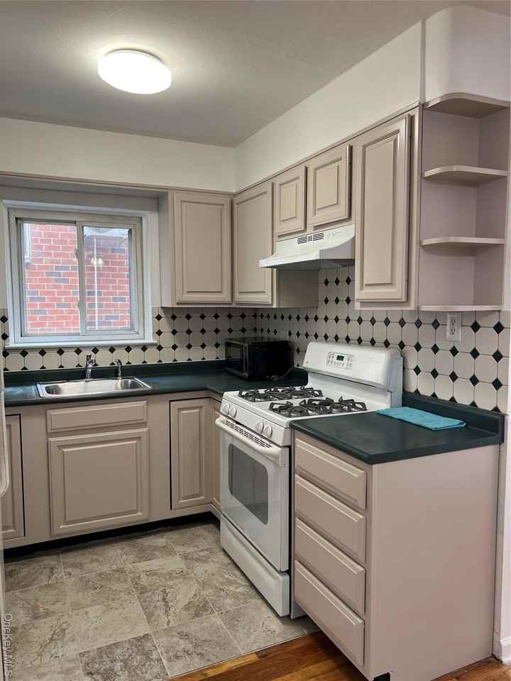 1350 Edwards Ave - Photo 3 of 7