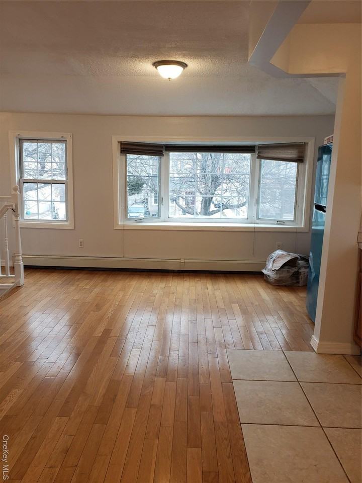 22426 Edmore Ave - Photo 4 of 11