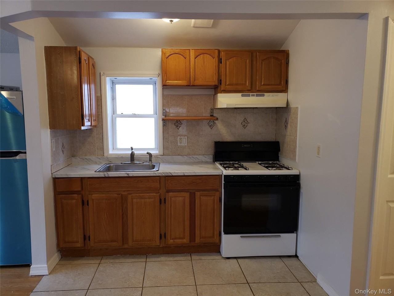 22426 Edmore Ave - Photo 7 of 11