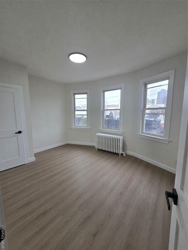 112 Webster Ave Apt 3 - Photo 3 of 7