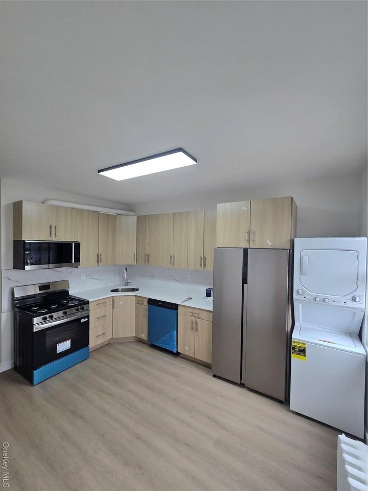 112 Webster Ave Apt 3 - Photo 4 of 7