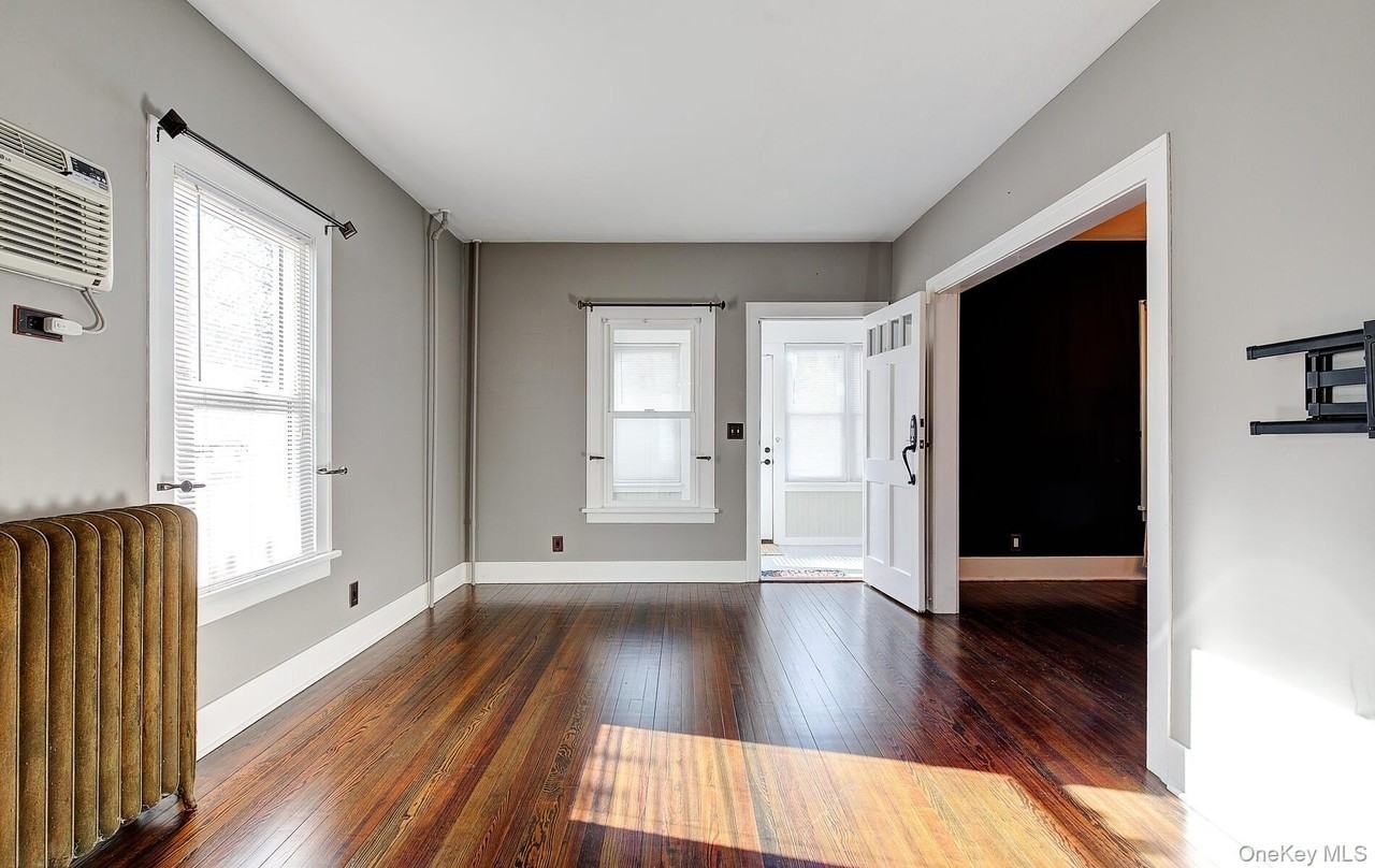 256 Nassau Rd - Photo 3 of 22