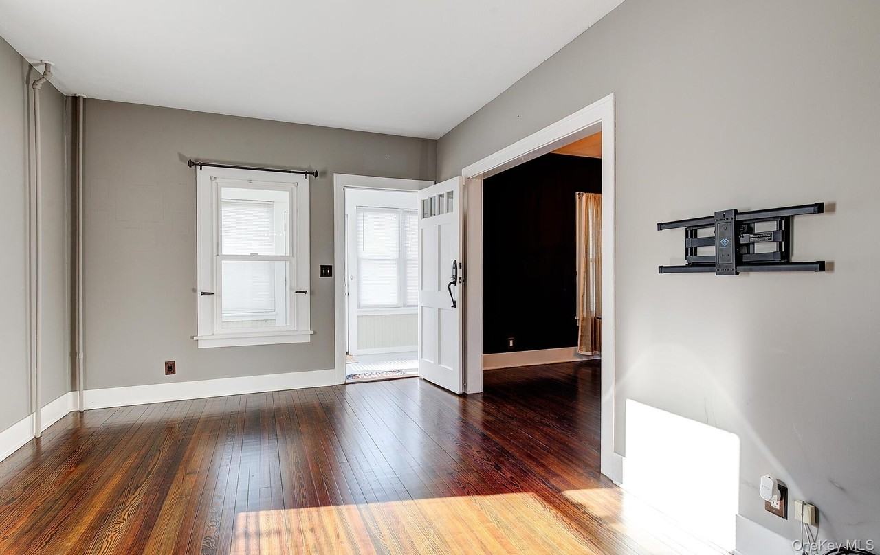 256 Nassau Rd - Photo 4 of 22