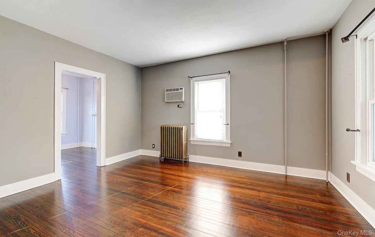 256 Nassau Rd - Photo 7 of 22