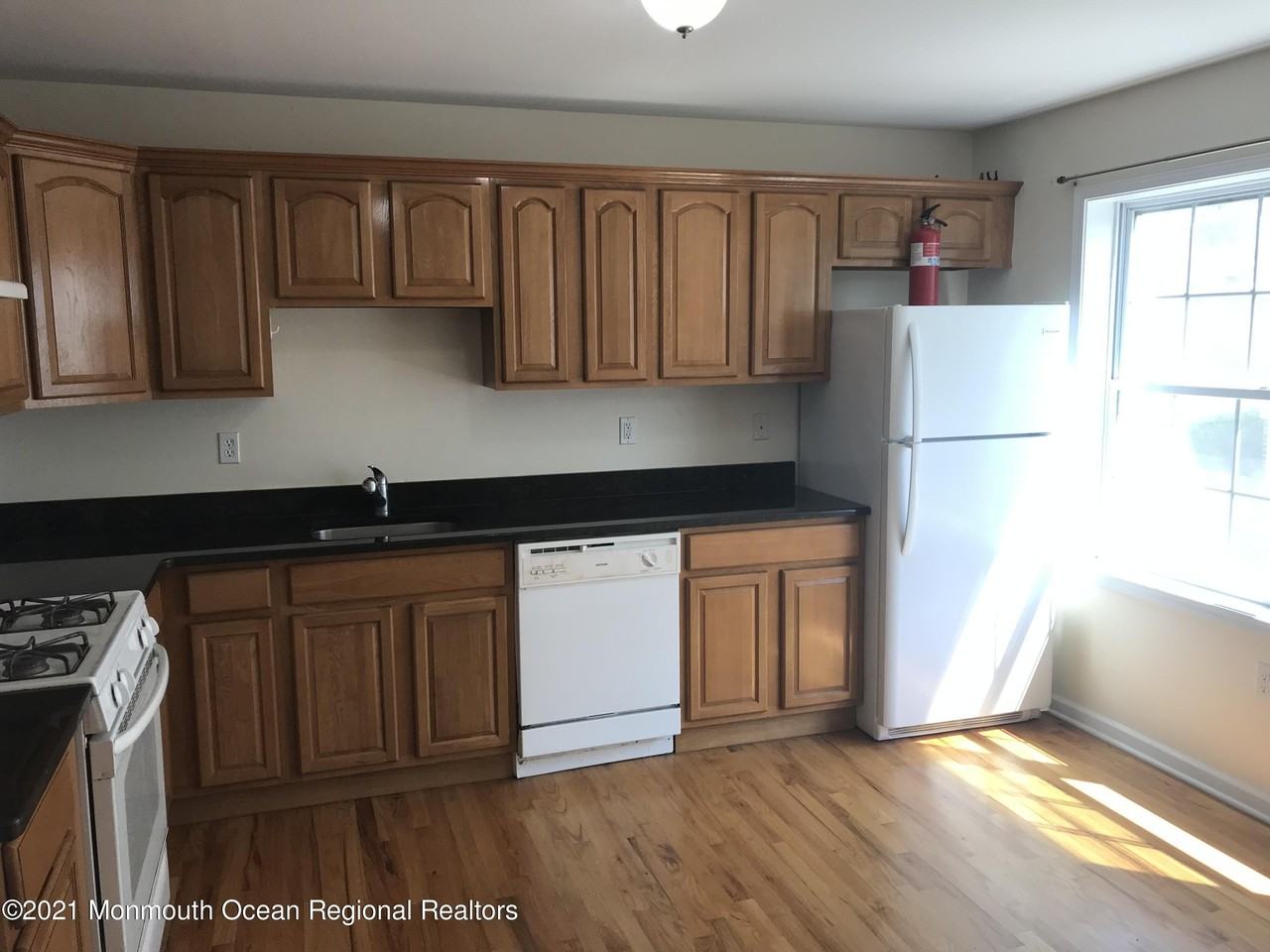 112 Morris Ave #B - Photo 4 of 22