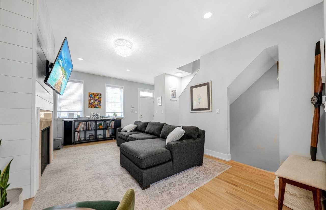 1733 W Crystal St #C - Photo 3 of 20