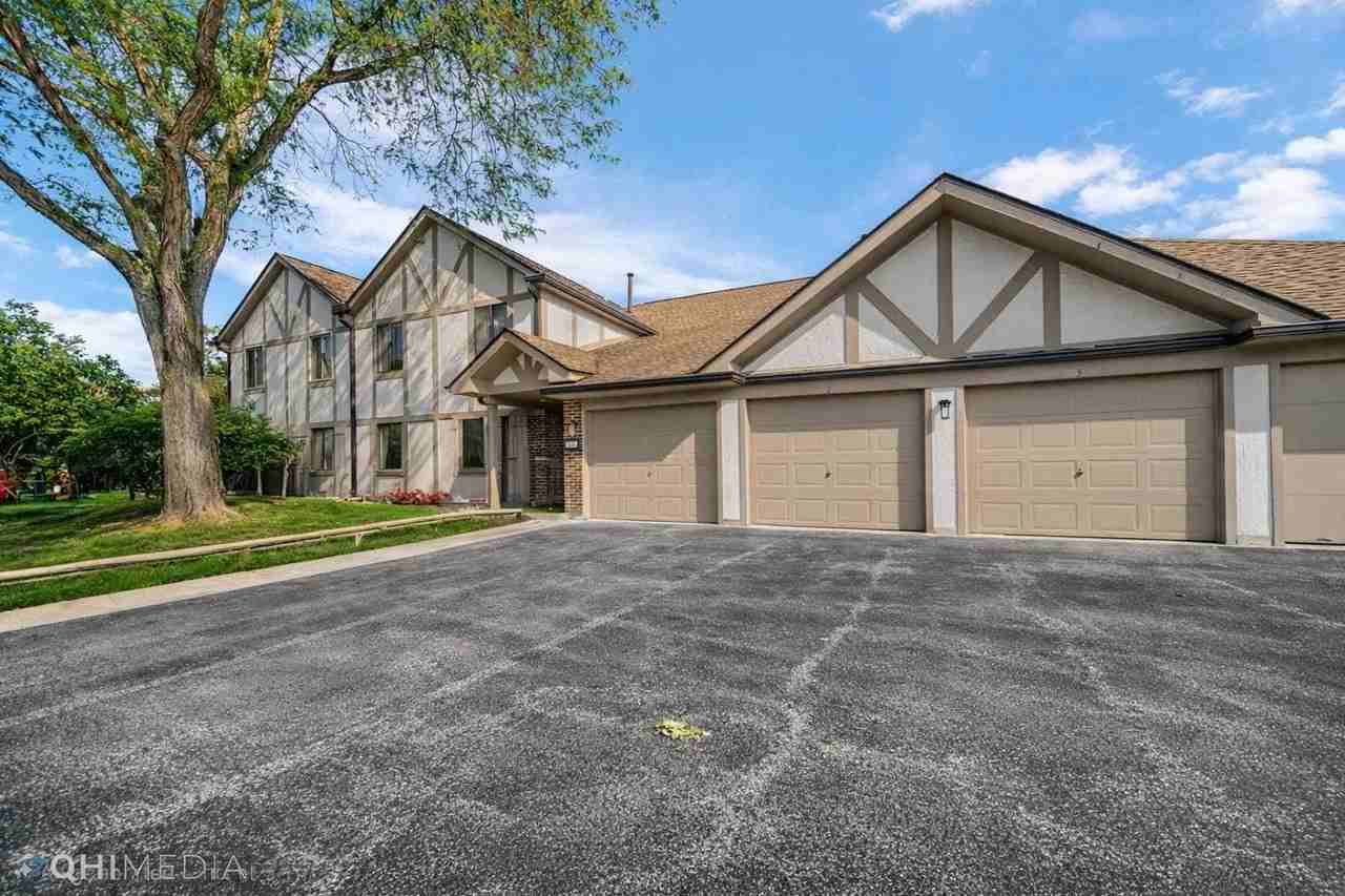 920 Surrey Dr Apt 2b - Photo 3 of 28