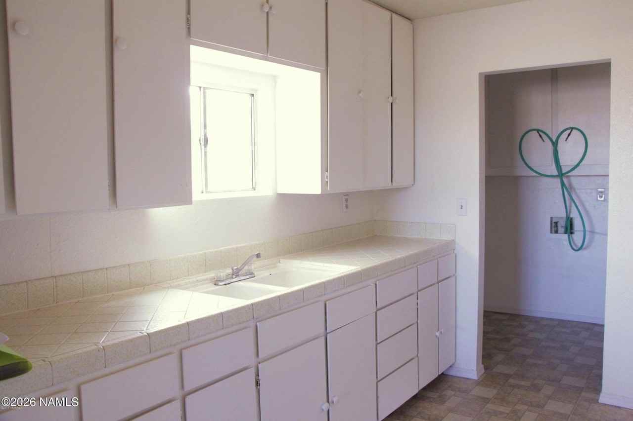 817 W Gilmore St Apt B - Photo 3 of 7