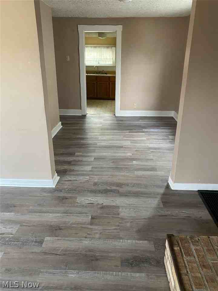 56 Marion Ave - Photo 5 of 34