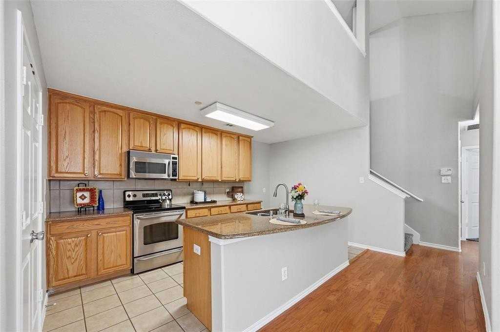 9842 Wake Bridge Dr - Photo 3 of 36