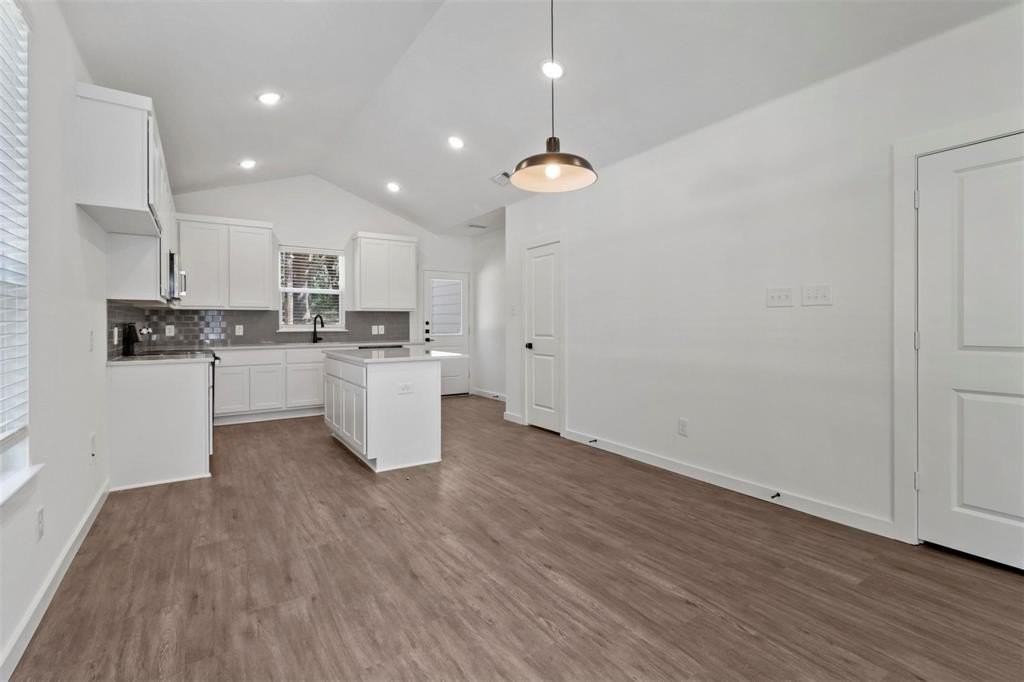 719 E Maple Row - Photo 3 of 17