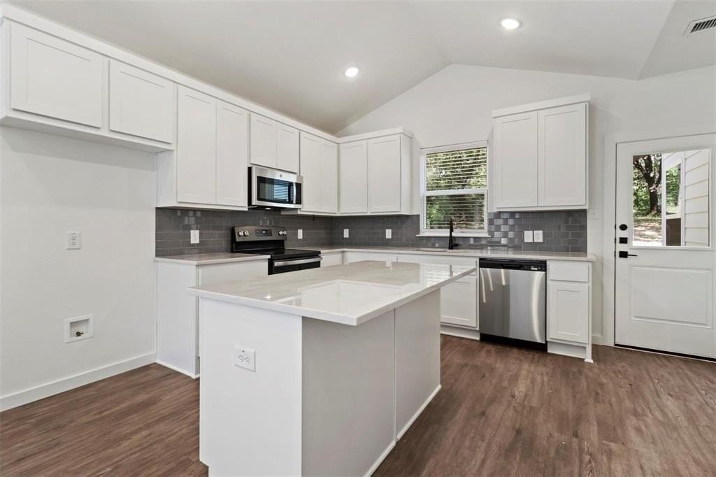 719 E Maple Row - Photo 4 of 17