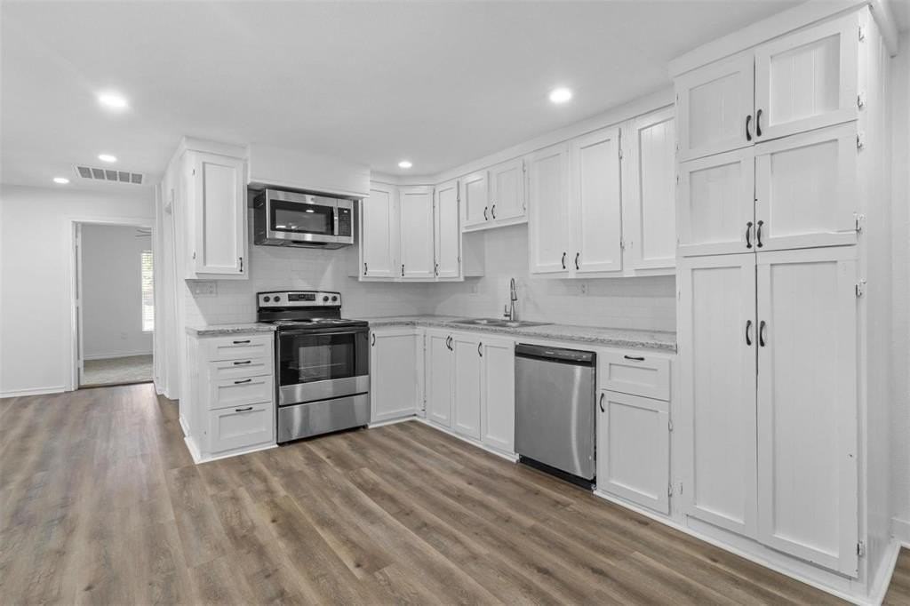 324 N Andrews Ave - Photo 3 of 14