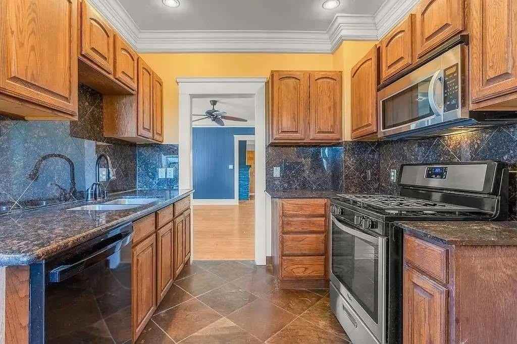 1230 Nw 28th St - Photo 4 of 15