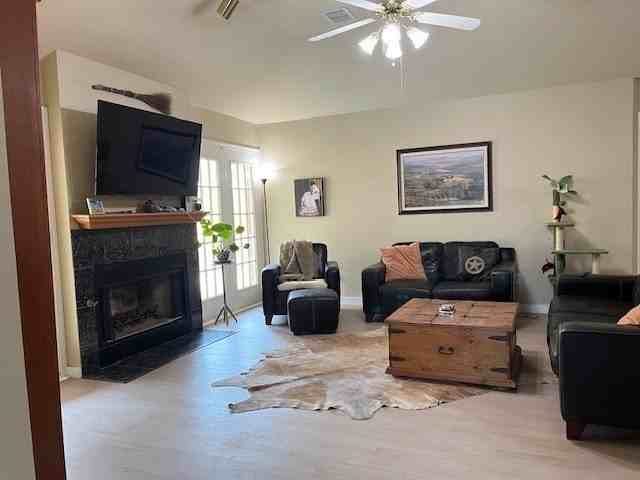 3310 Wedgwood St - Photo 2 of 12