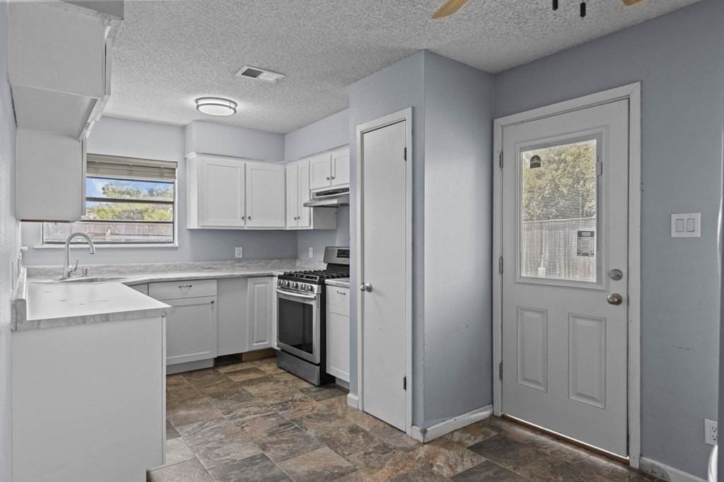 5116 Canadian Ave - Photo 7 of 22