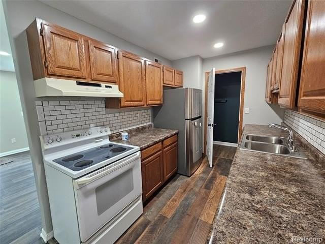 28219 Raleigh Crescent Dr - Photo 7 of 17