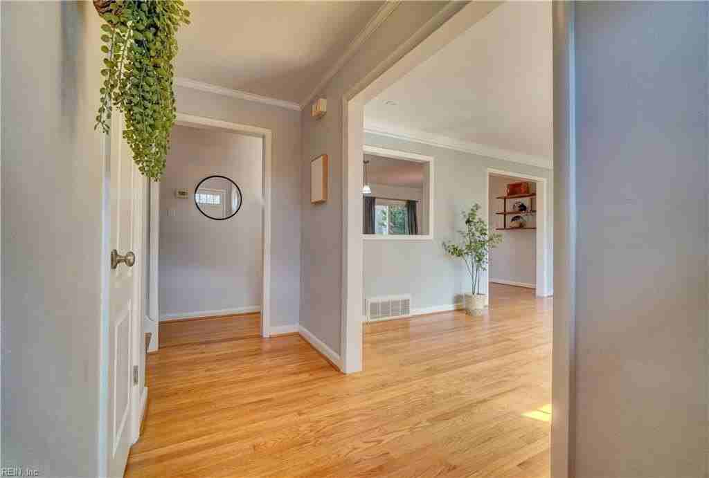 4656 John Alden Rd - Photo 4 of 46