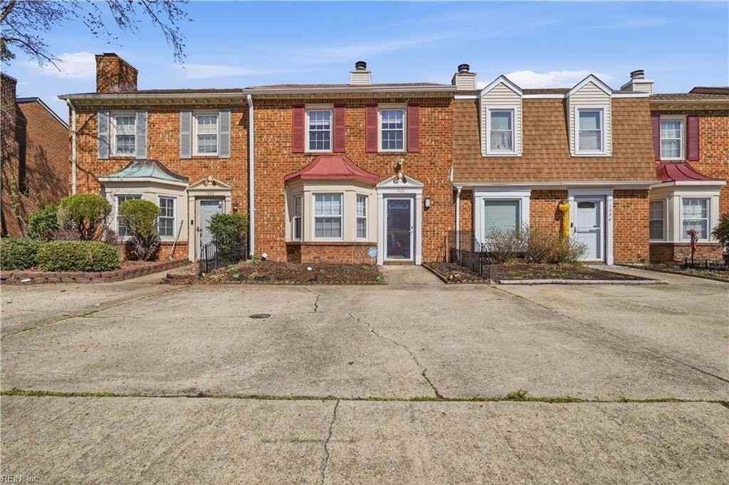 1328 Mill Lake Quarter - Photo 2 of 40