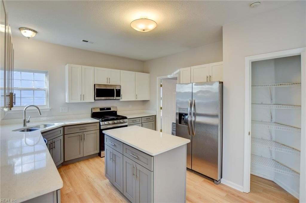 2112 Seastone Trce - Photo 3 of 49