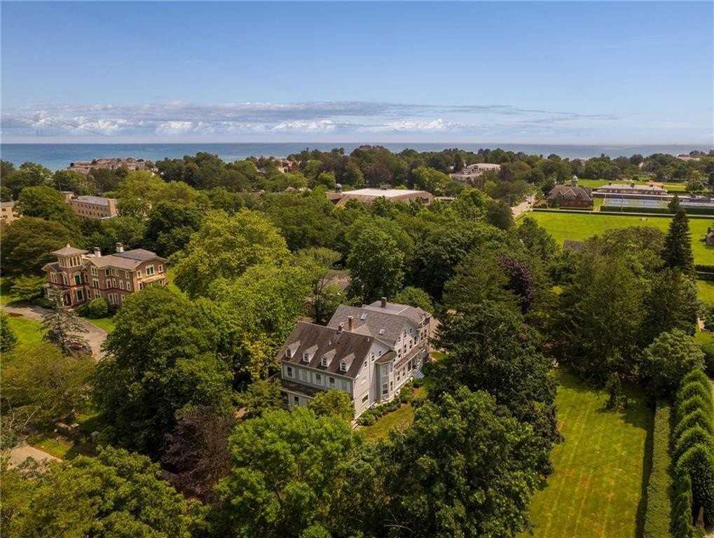 141 Narragansett Ave Apt 2c - Photo 2 of 19