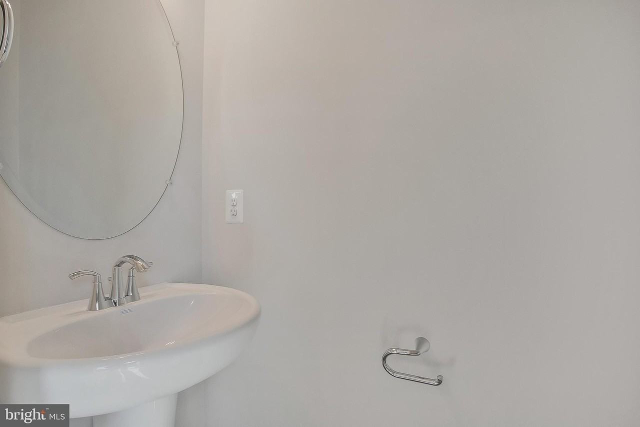 244 Mainstream Dr - Photo 5 of 36