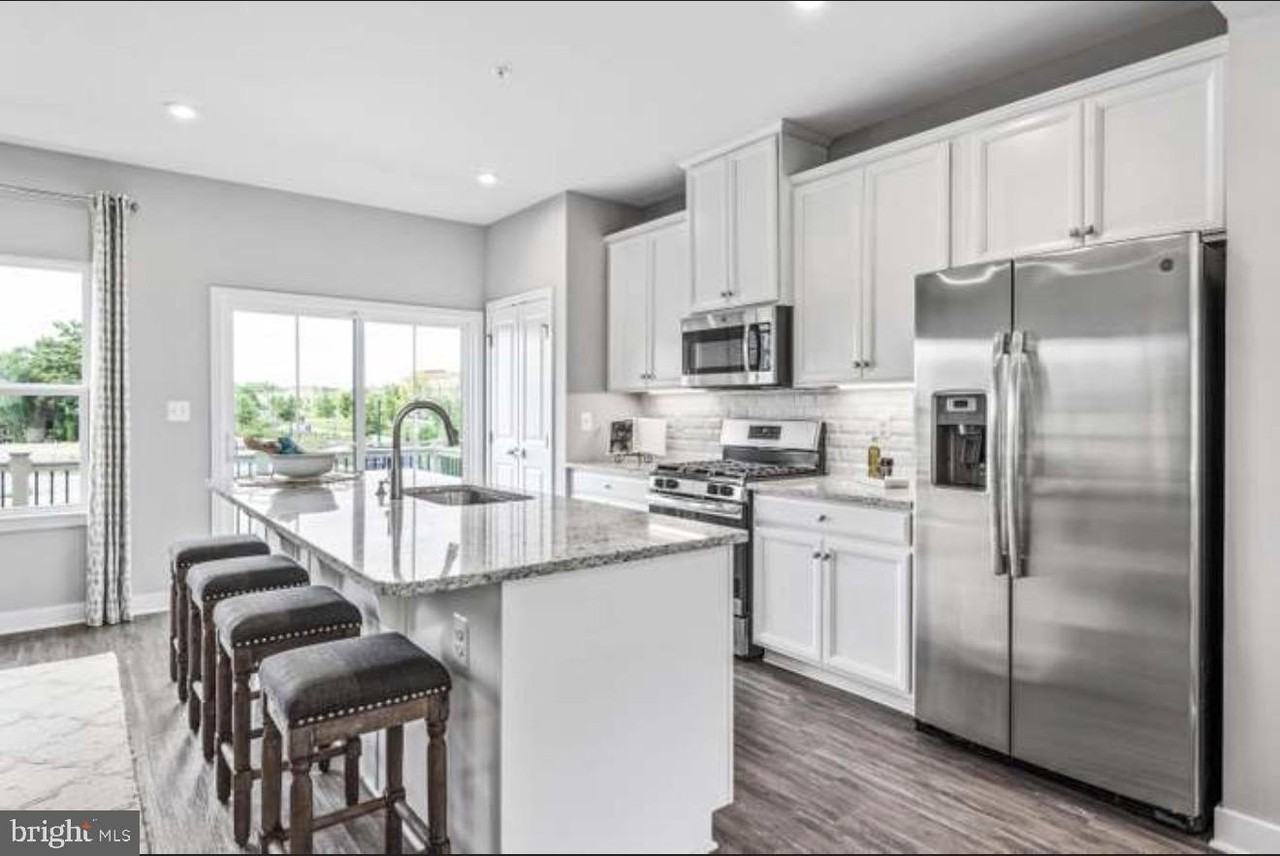 2926 Waterfront Rd - Photo 2 of 27