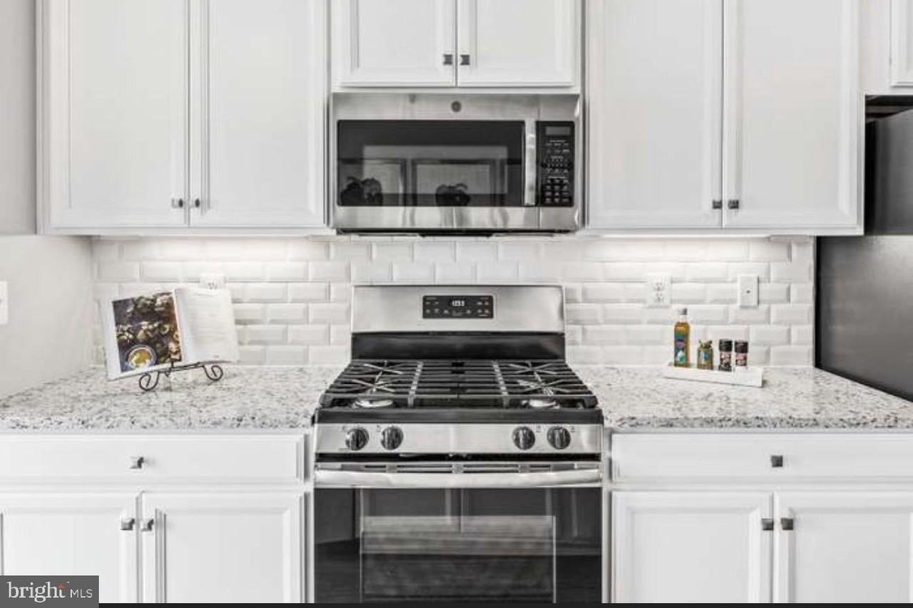 2926 Waterfront Rd - Photo 5 of 27