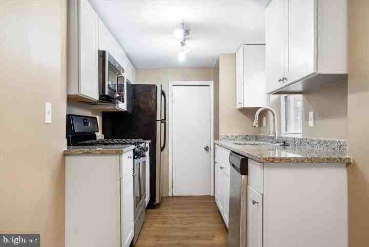 424 S Eden St - Photo 5 of 33