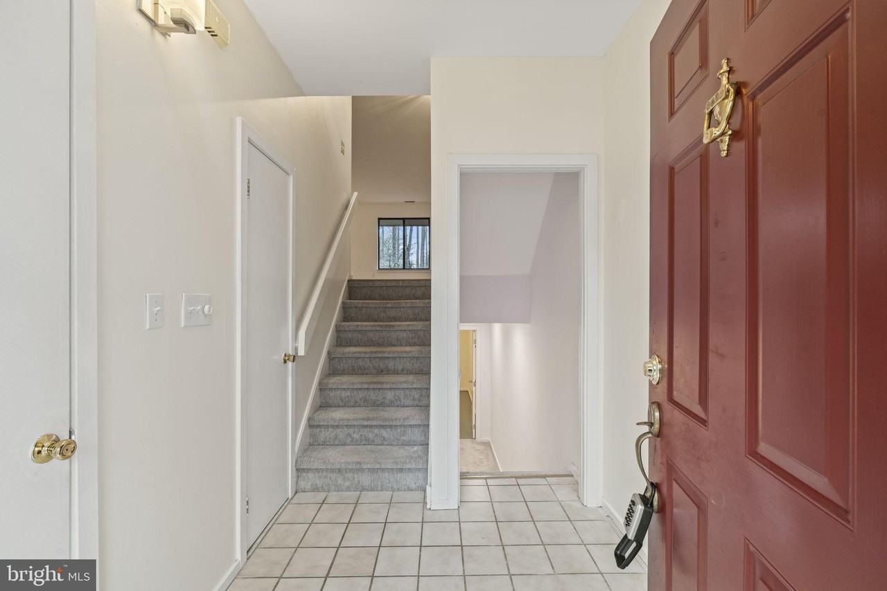 431 Lynetree Dr - Photo 2 of 21