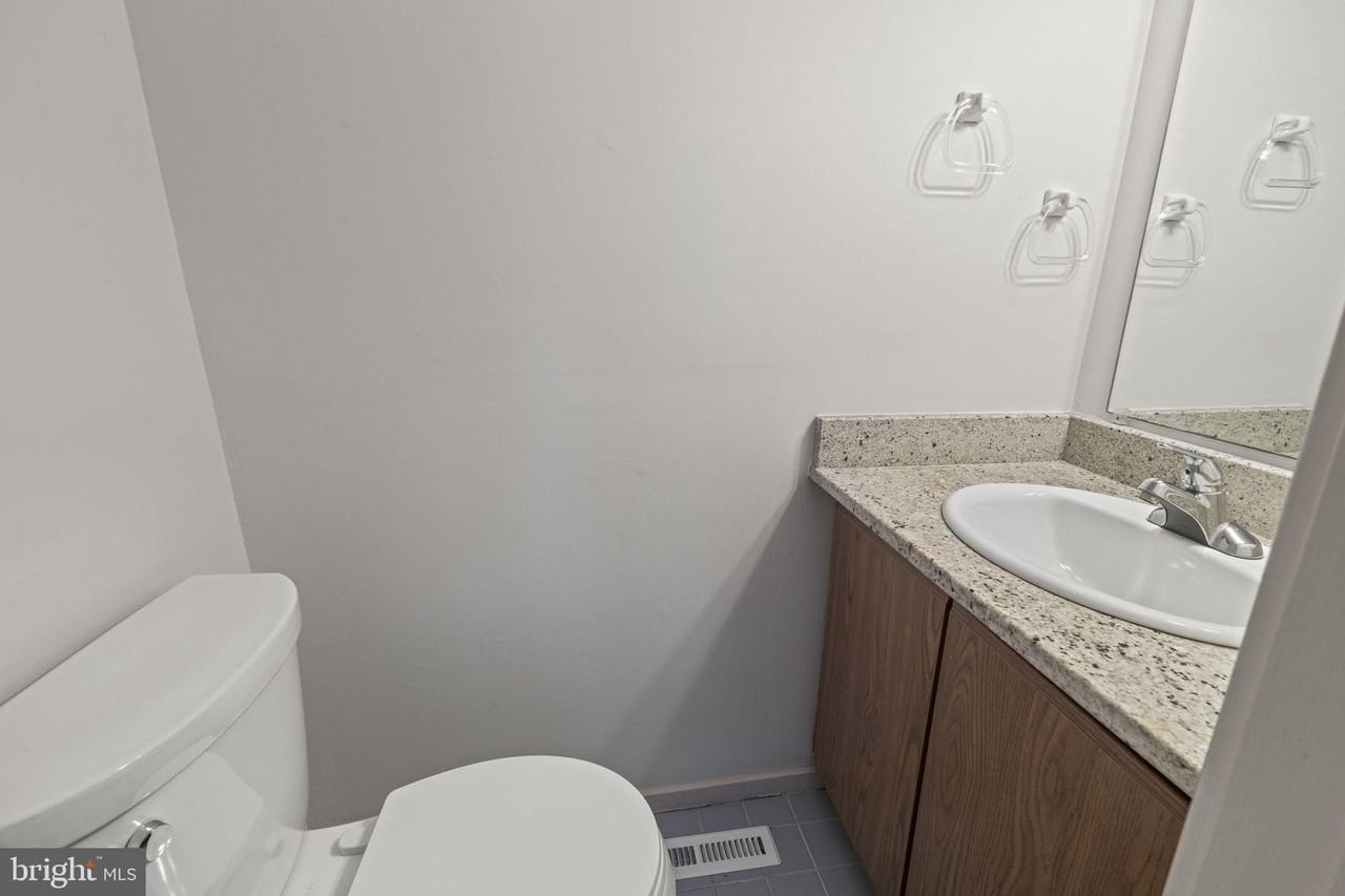 431 Lynetree Dr - Photo 4 of 21