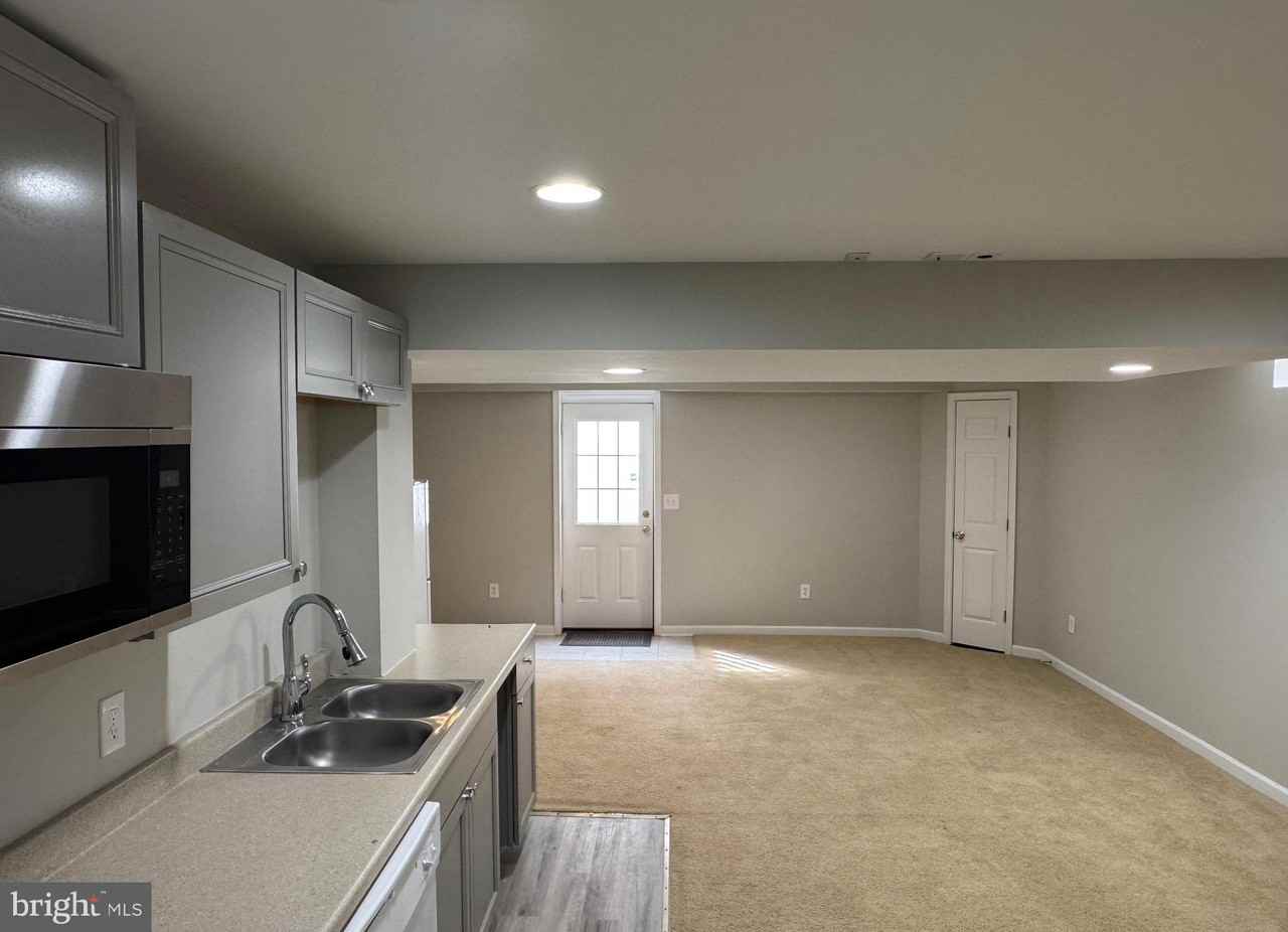 29 Newbury Dr - Photo 4 of 21