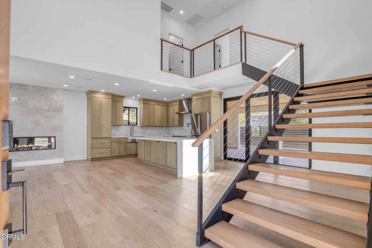 611 W Claremont St - Photo 2 of 32