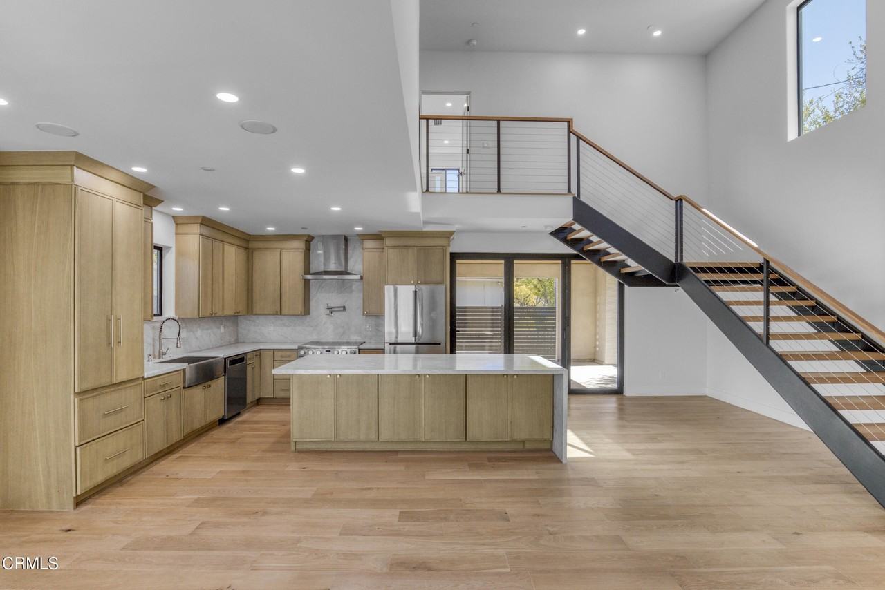 611 W Claremont St - Photo 3 of 32