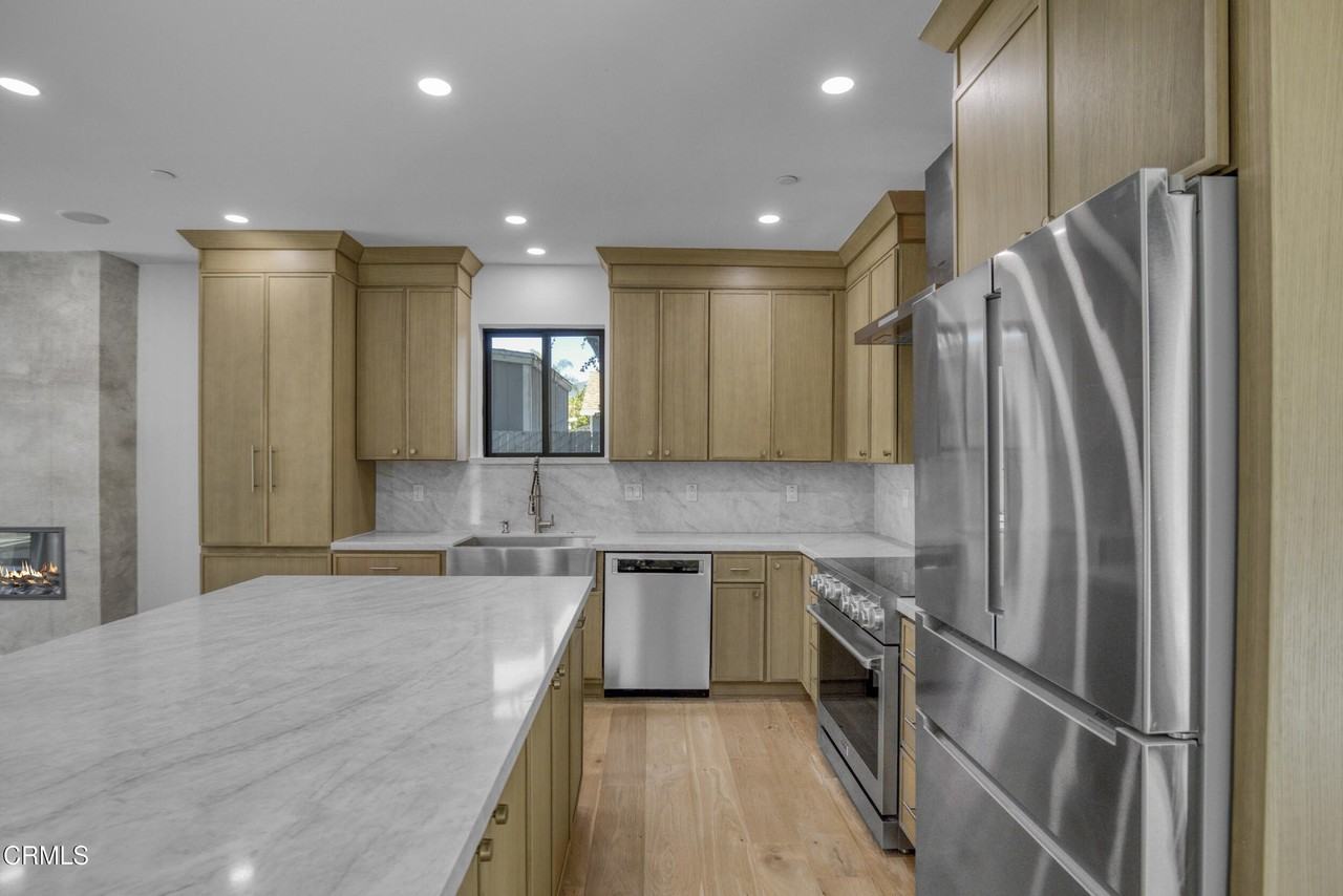 611 W Claremont St - Photo 4 of 32