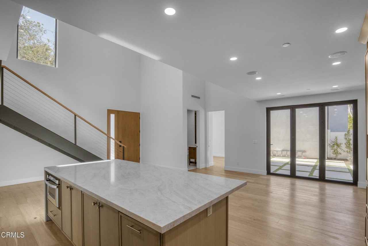 611 W Claremont St - Photo 6 of 32