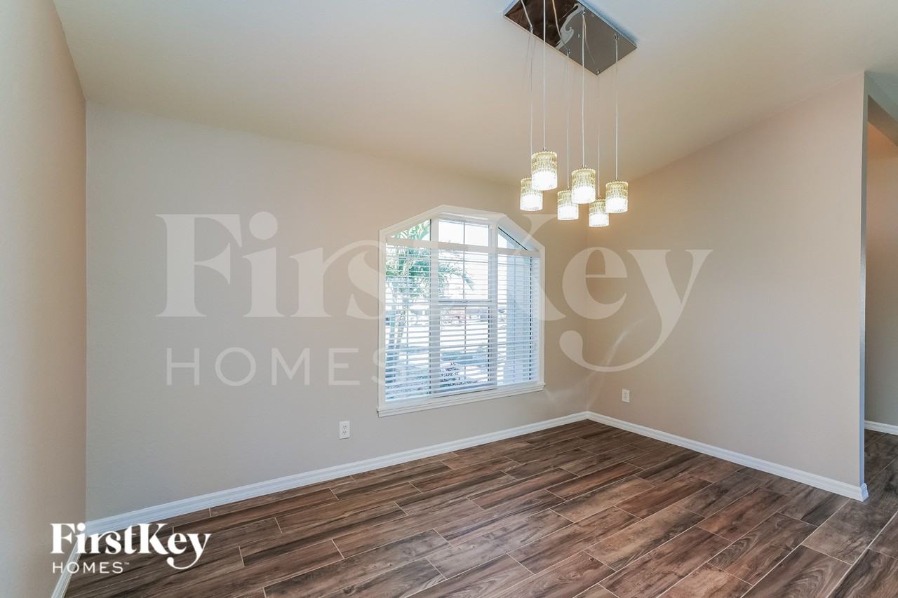 1821 Nw 23rd Ave - Photo 4 of 15