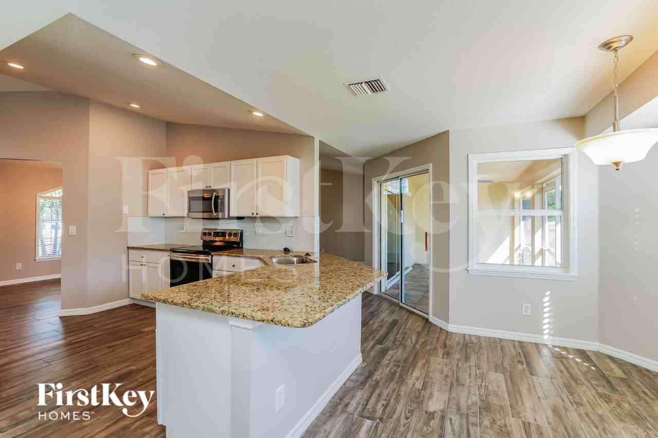 1821 Nw 23rd Ave - Photo 5 of 15