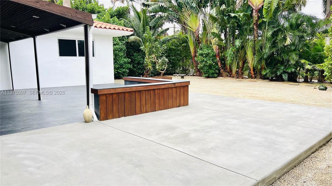 Ne 11th Ave - Photo 3 of 8