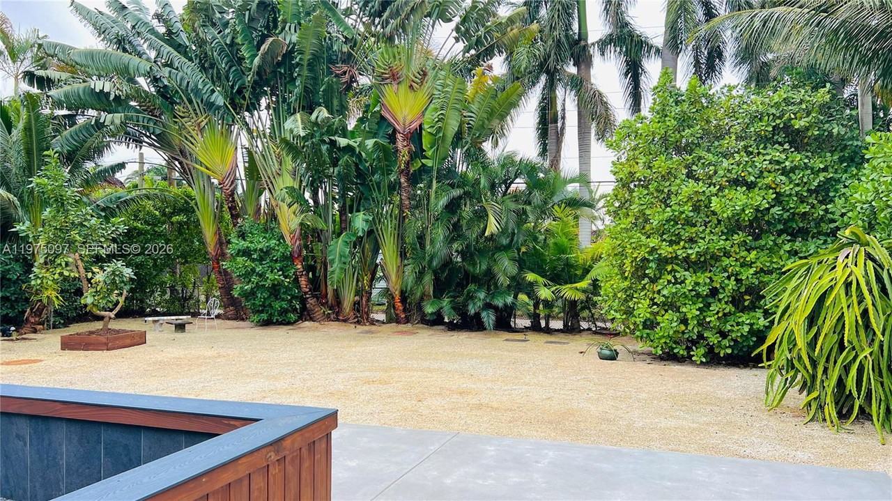 Ne 11th Ave - Photo 7 of 8